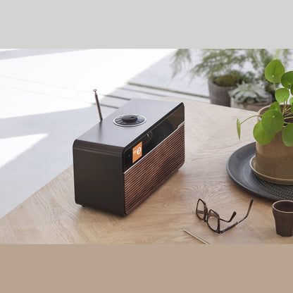 Ruark R2 MK4 Streaming-Musiksystem Espresso Lifestyle auf Esstisch