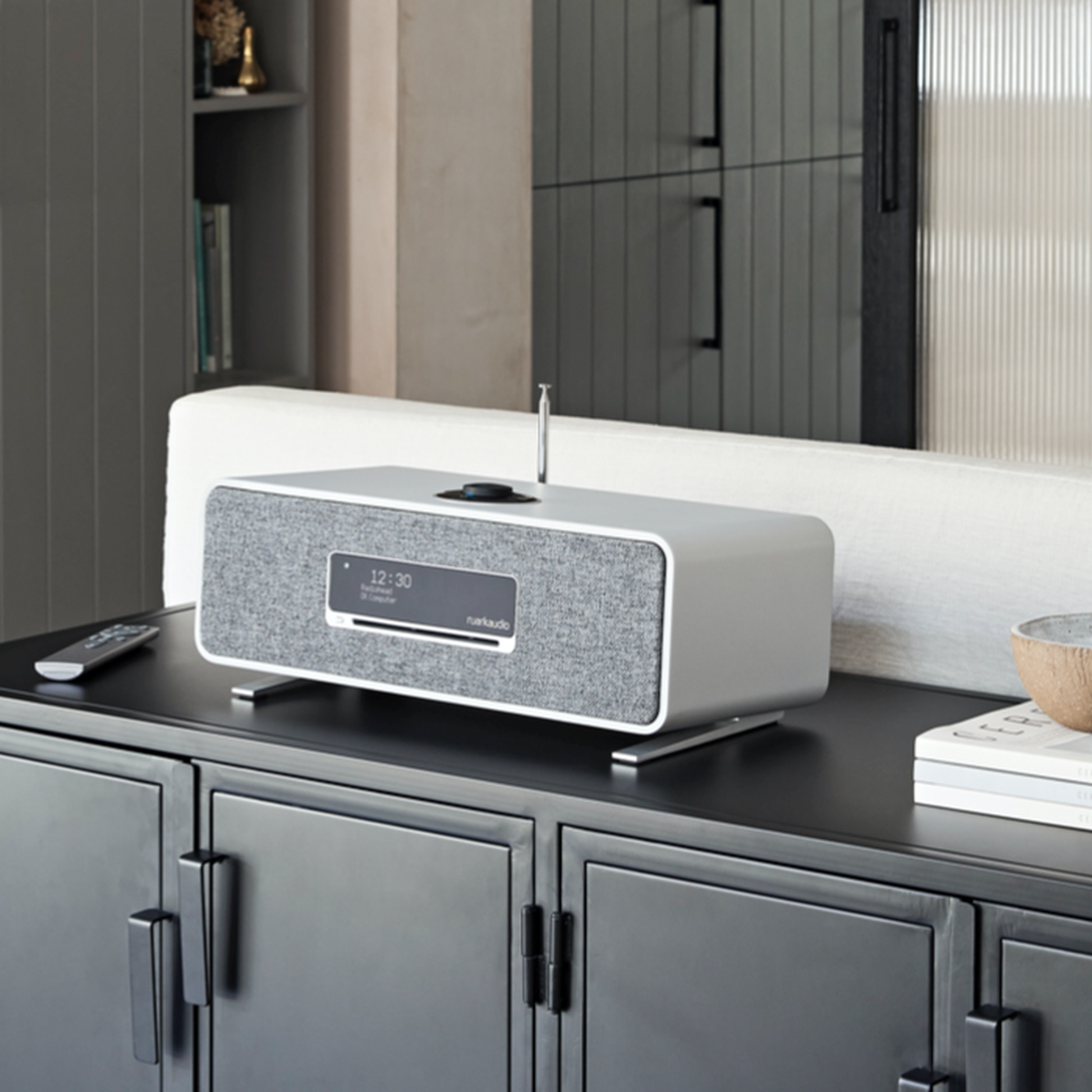Ruark R3S Kompaktanlage mit CD & Streaming Hellgrau Lifestyle auf Sideboard