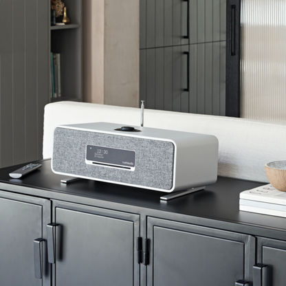 Ruark R3S Kompaktanlage mit CD & Streaming Hellgrau Lifestyle auf Sideboard