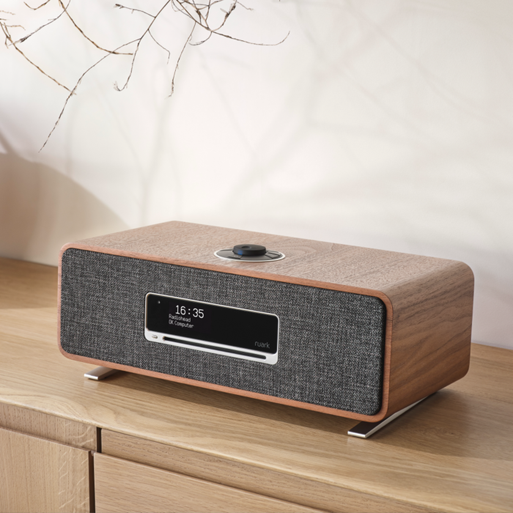 Ruark R3S Kompaktanlage mit CD & Streaming Nussbaum Lifestyle auf Sideboard