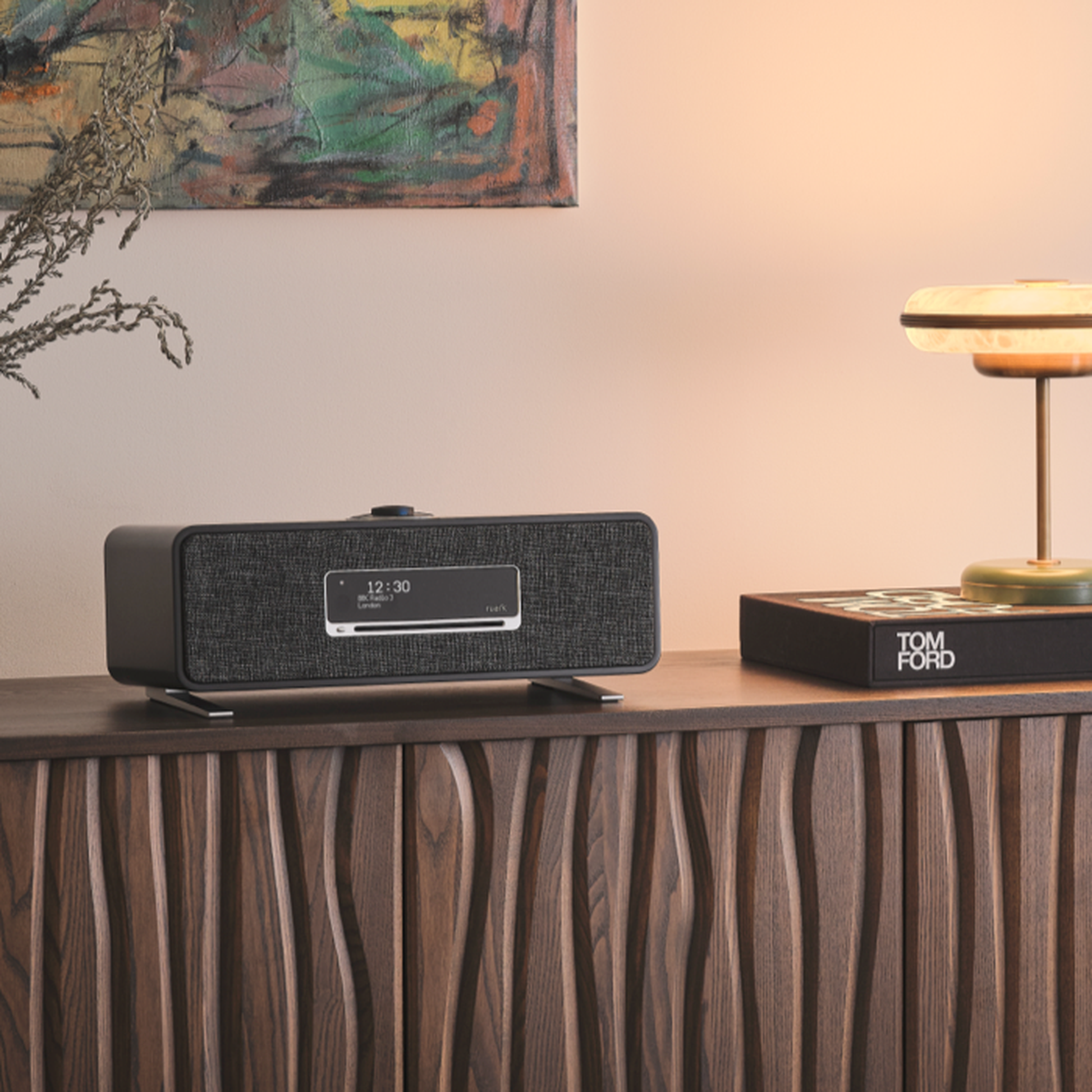 Ruark R3S Kompaktanlage mit CD & Streaming Schwarz Lifestyle auf Sideboard