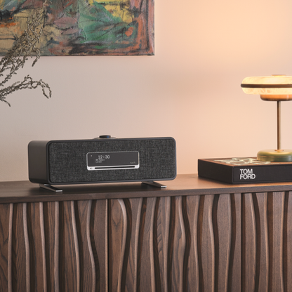 Ruark R3S Kompaktanlage mit CD & Streaming Schwarz Lifestyle auf Sideboard