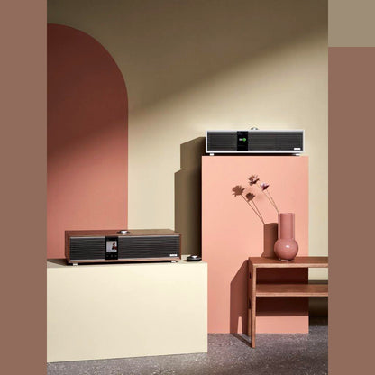 Ruark R410 All-in-One-Musiksystem Hellgrau + Black Slats Lifestyle auf Podest