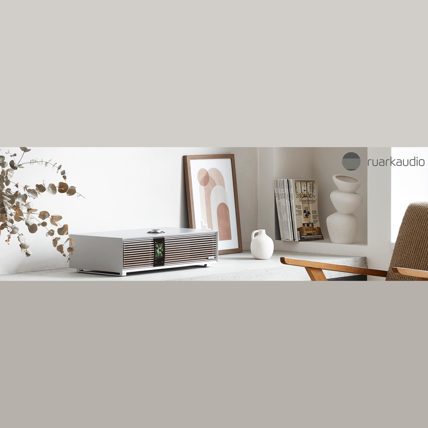 Ruark R410 All-in-One-Musiksystem Hellgrau Lifestyle Banner im Wohnraum