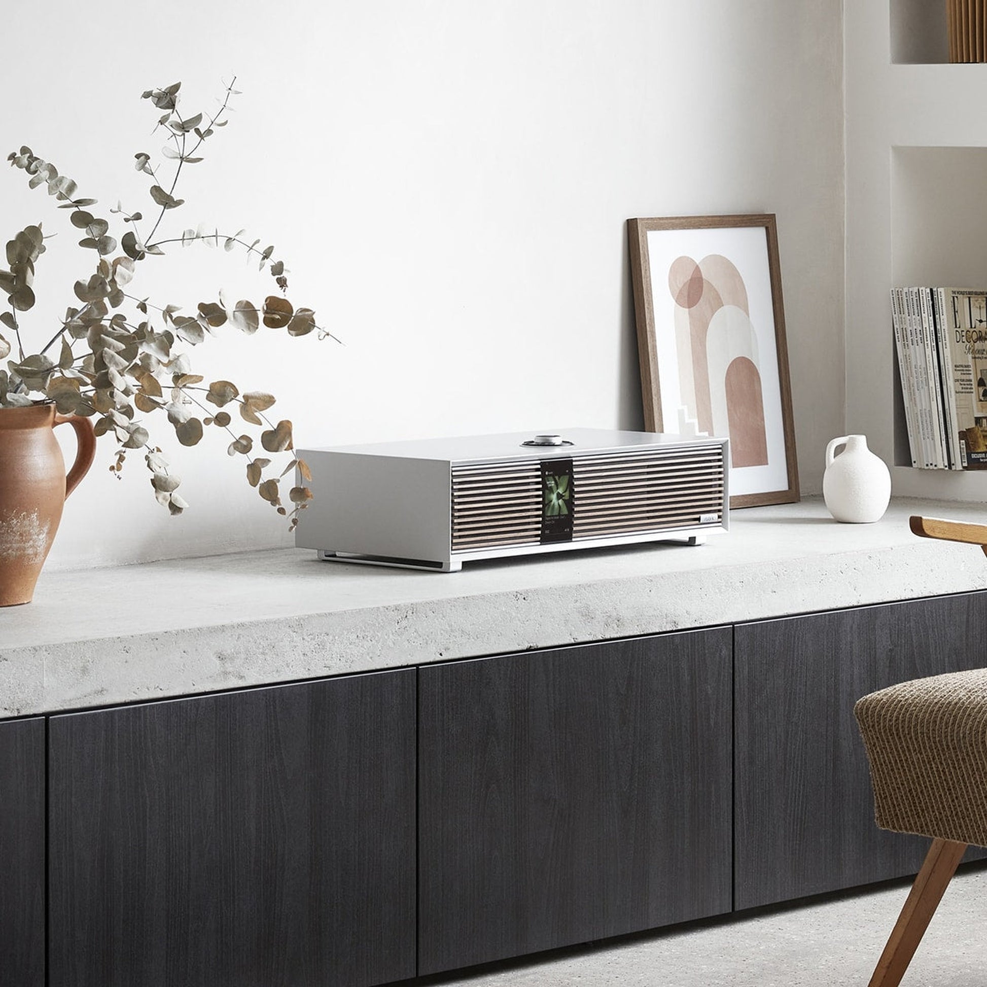 Ruark R410 All-in-One-Musiksystem Hellgrau Lifestyle auf Sideboard