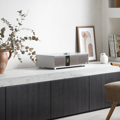 Ruark R410 All-in-One-Musiksystem Hellgrau Lifestyle auf Sideboard