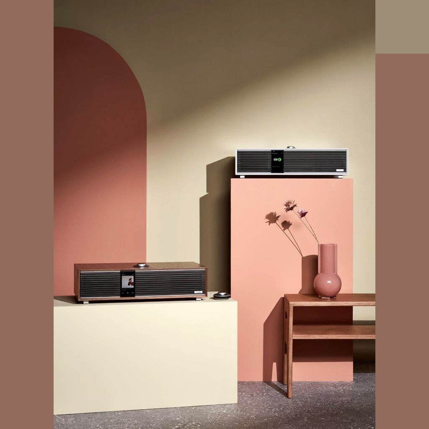 Ruark R410 All-in-One-Musiksystem Nussbaum + Black Slats Lifestyle auf Podest
