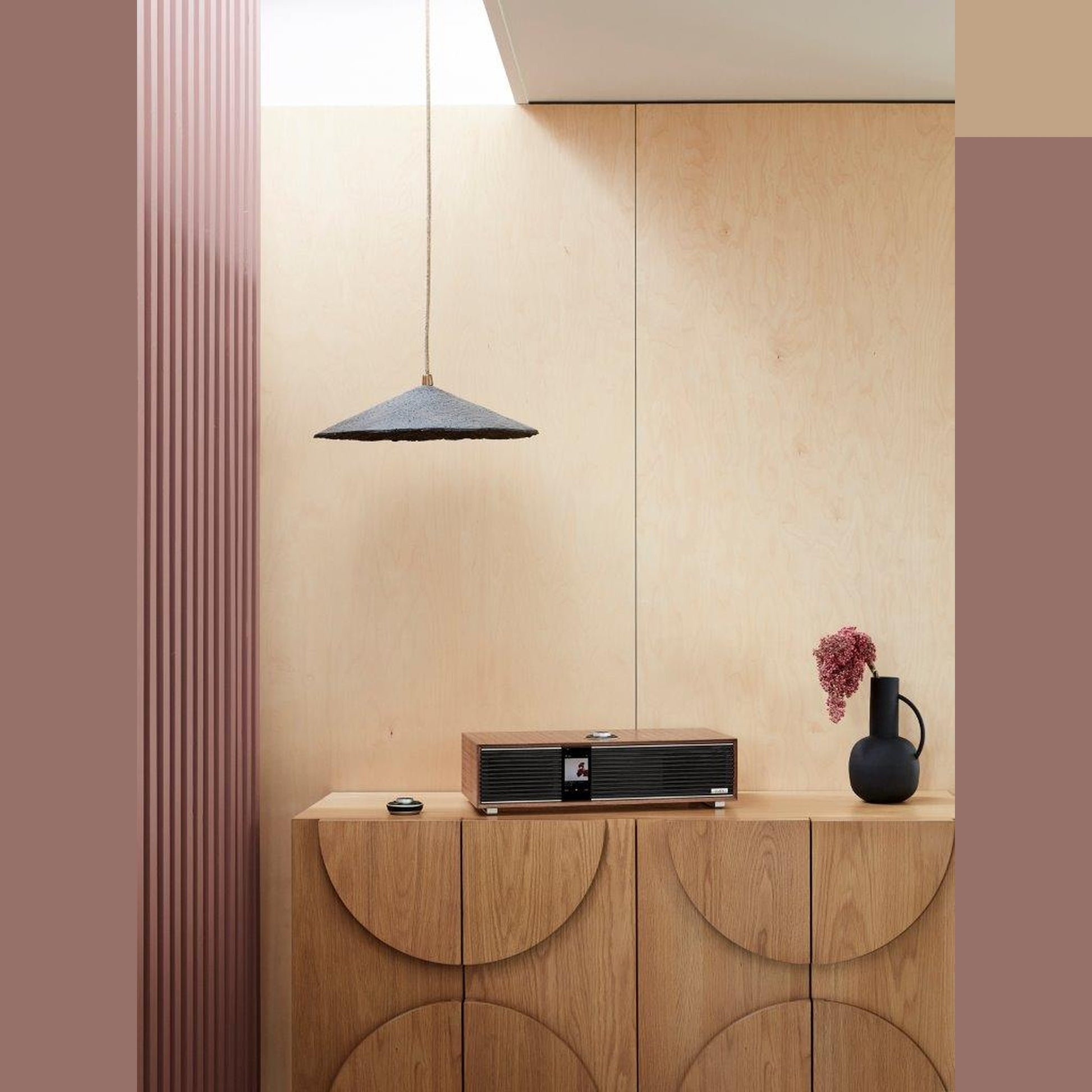 Ruark R410 All-in-One-Musiksystem Nussbaum + Black Slats Lifestyle im Flur