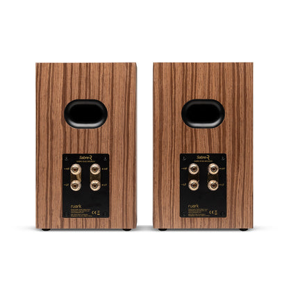 Ruark R610 + Sabre R Streaming-Komplettanlage Nussbaum Rückansicht der Sabre R mit Terminals