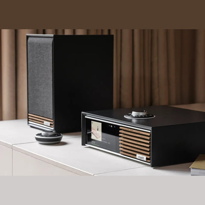 Ruark R610 + Sabre R Streaming-Komplettanlage Schwarz Lifestyle auf Sideboard
