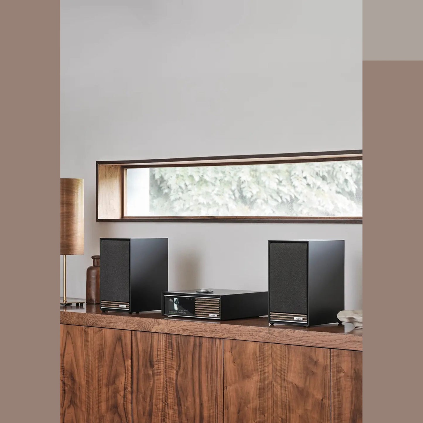 Ruark R610 + Sabre R Streaming-Komplettanlage Schwarz Lifestyle im Wohnraum