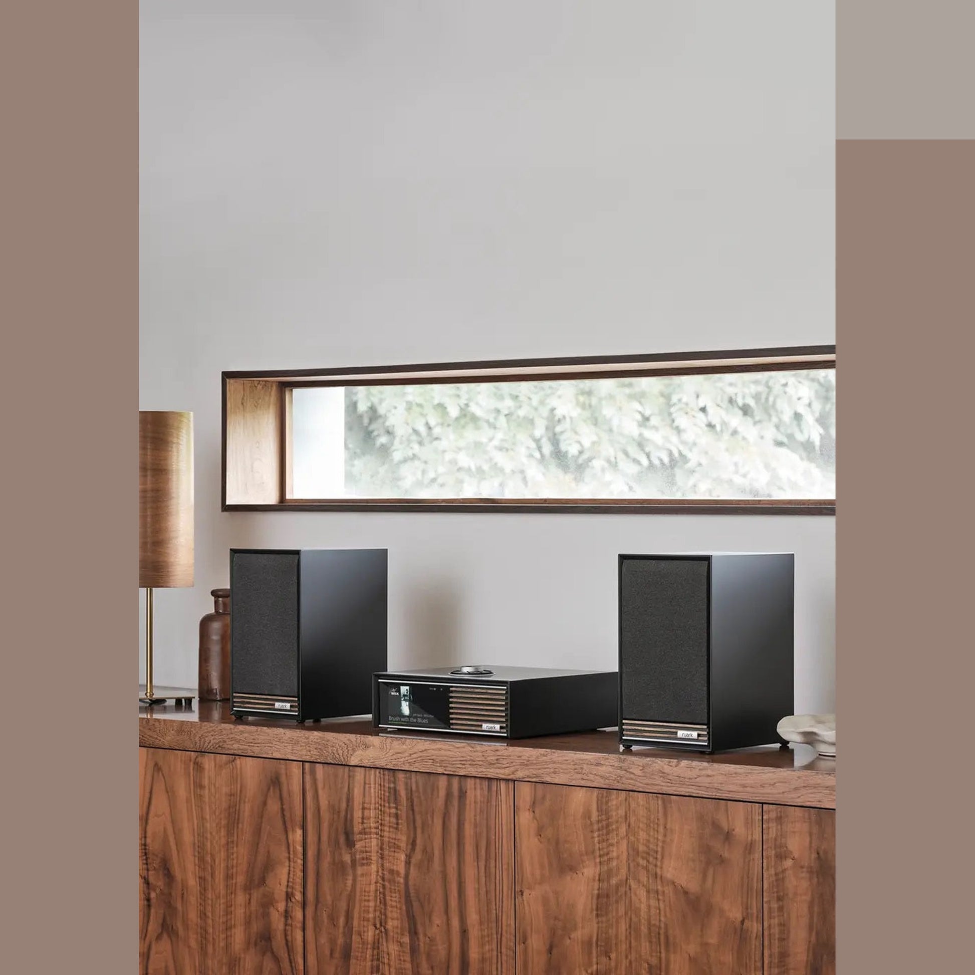 Ruark R610 + Sabre R Streaming-Komplettanlage Schwarz Lifestyle im Wohnraum