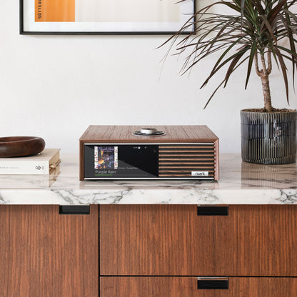 Ruark R610 Streaming-Verstärker Nussbaum Lifestyle auf Sideboard