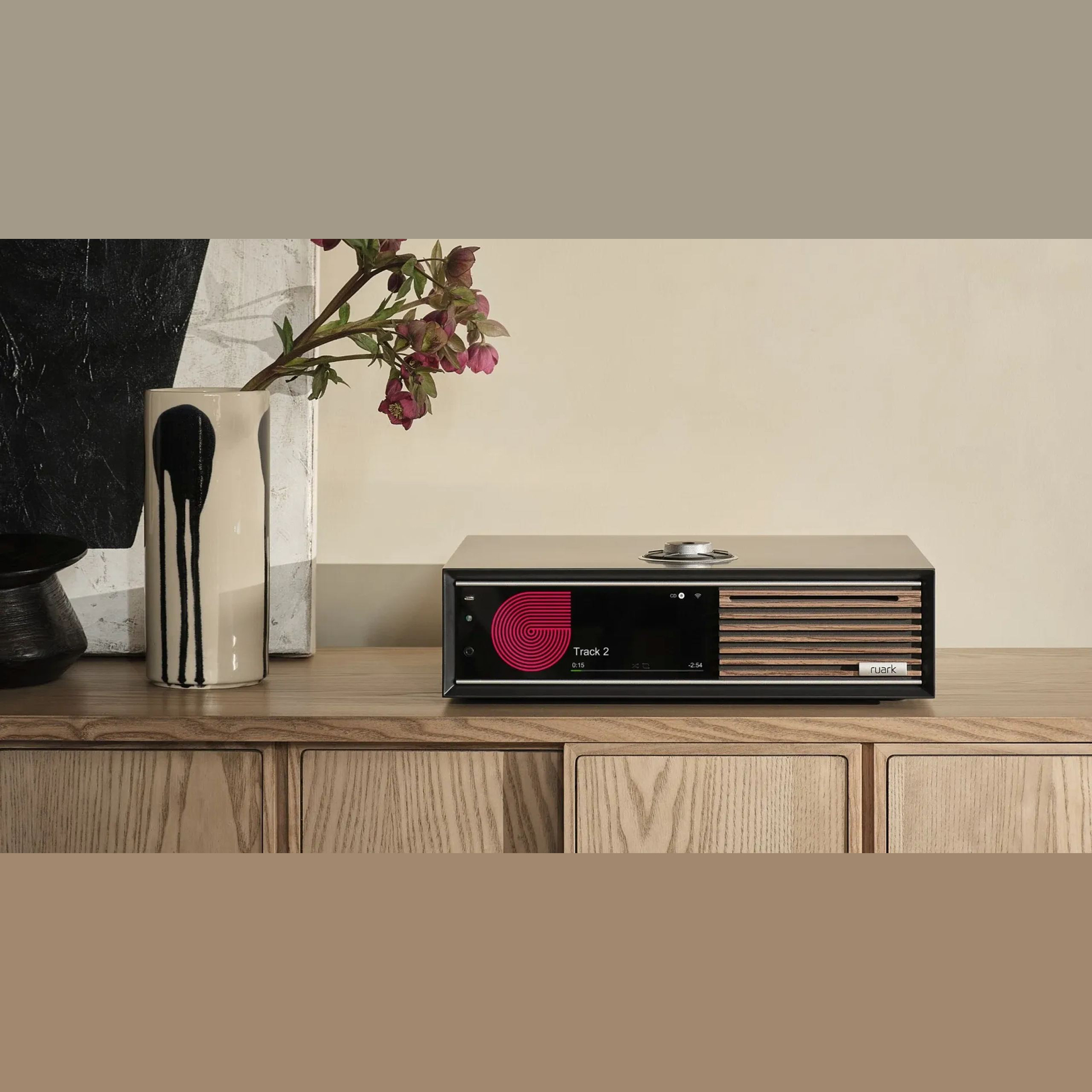 Ruark R710 CD-Streaming-Konsole Schwarz Lifestyle auf Sideboard