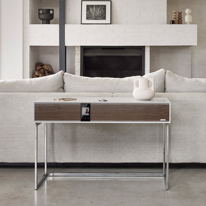 Ruark R810 All-in-One-Musiksystem Hellgrau Lifestyle im Wohnzimmer