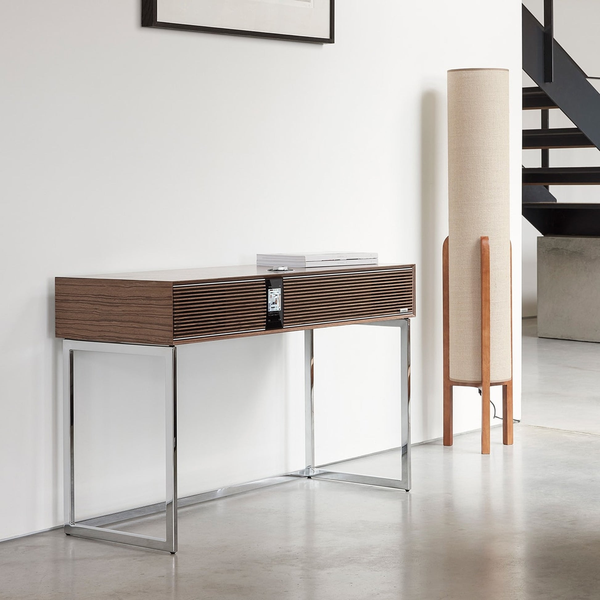 Ruark R810 All-in-One-Musiksystem Nussbaum Lifestyle im Wohnraum