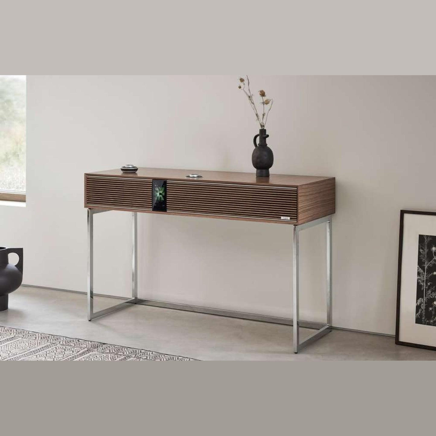 Ruark R810 All-in-One-Musiksystem Nussbaum Lifestyle an der Wand mit Bilderrahmen