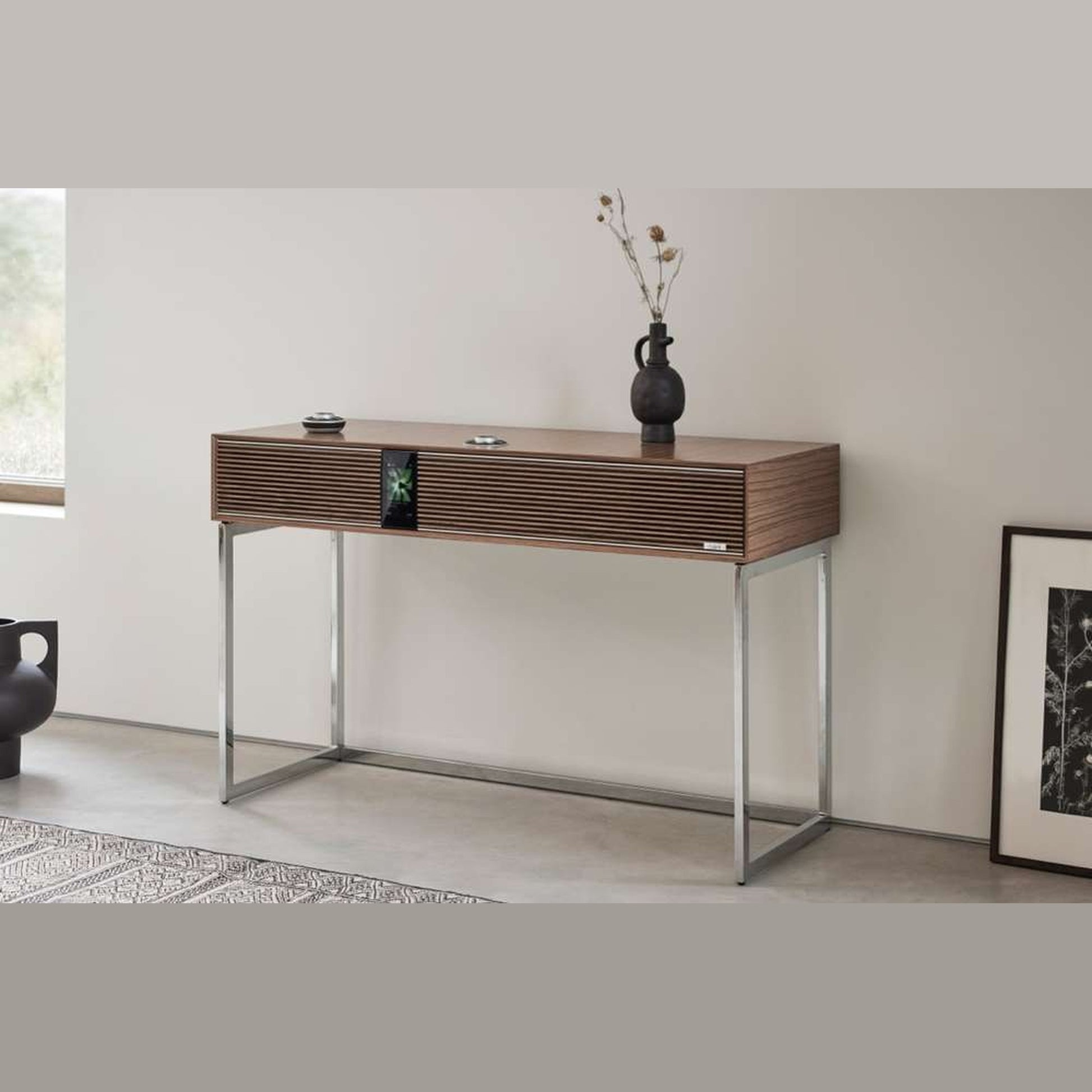 Ruark R810 All-in-One-Musiksystem Nussbaum Lifestyle an der Wand mit Bilderrahmen
