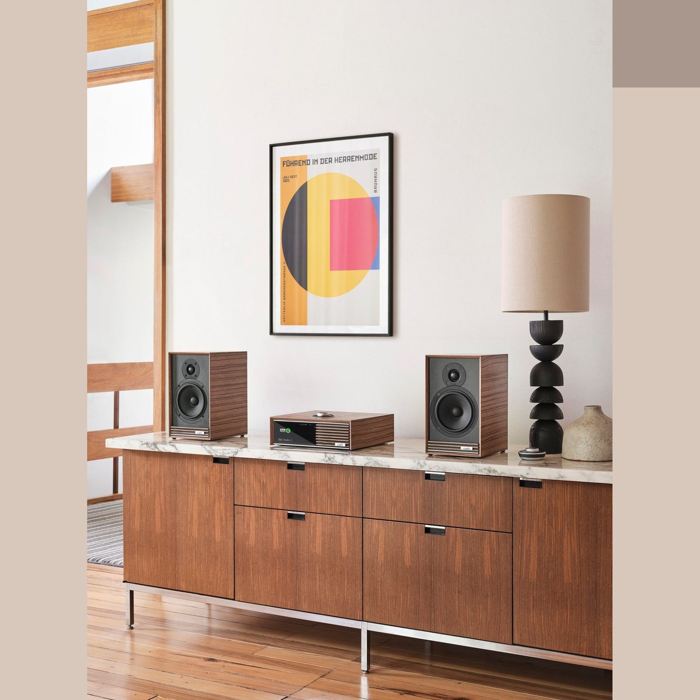 Ruark Sabre R Regallautsprecher Nussbaum Lifestyle im Wohnraum
