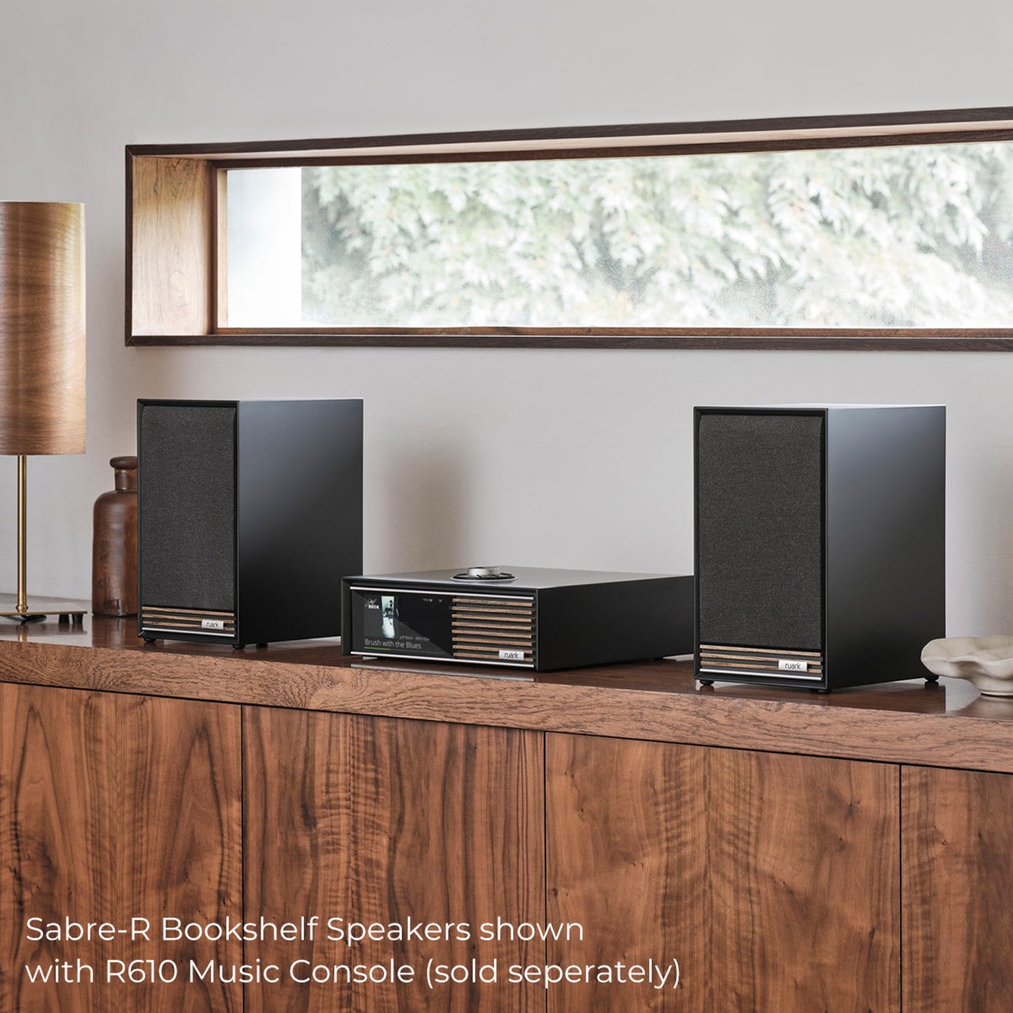 Ruark Sabre R Regallautsprecher Schwarz Lifestyle auf Sideboard mit R610