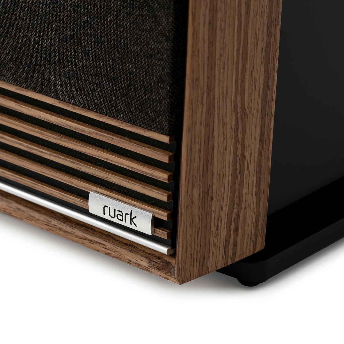 Ruark Audio Talisman-R Standlautsprecher Nussbaum Detailansicht der Holzlamellen an der Basis