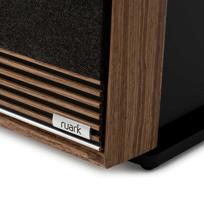 Ruark Audio Talisman-R Standlautsprecher Nussbaum Detailansicht der Holzlamellen an der Basis