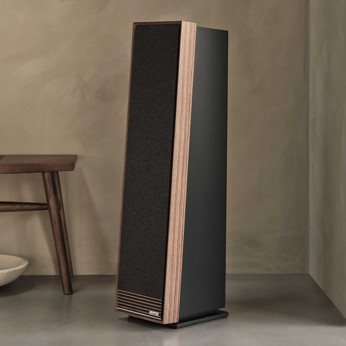 Ruark Audio Talisman-R Standlautsprecher Nussbaum Lifestyle im Wohnraum