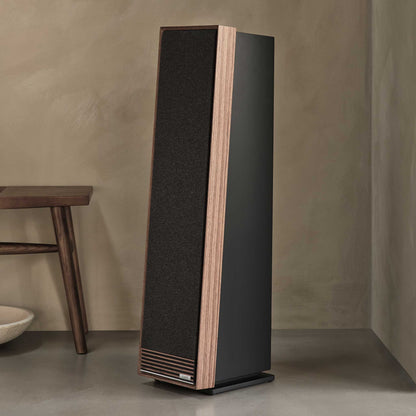 Ruark Audio Talisman-R Standlautsprecher Nussbaum Lifestyle im Wohnraum