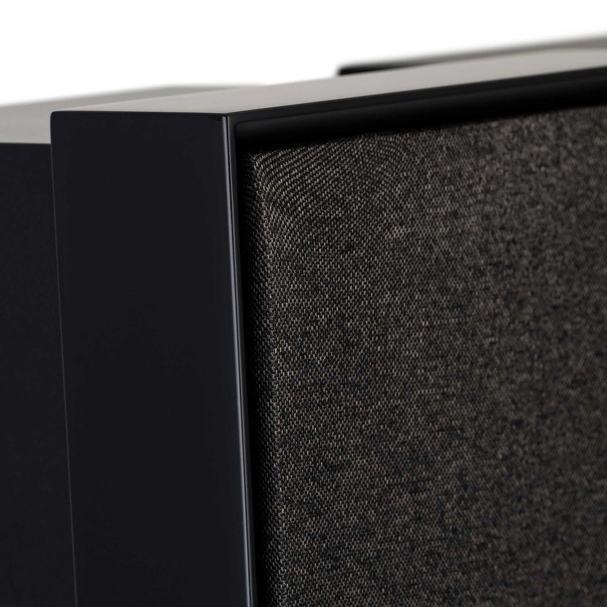 Ruark Audio Talisman-R Standlautsprecher Schwarz Detailansicht der Gehäusekante mit Frontbespannung