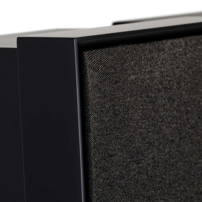 Ruark Audio Talisman-R Standlautsprecher Schwarz Detailansicht der Gehäusekante mit Frontbespannung
