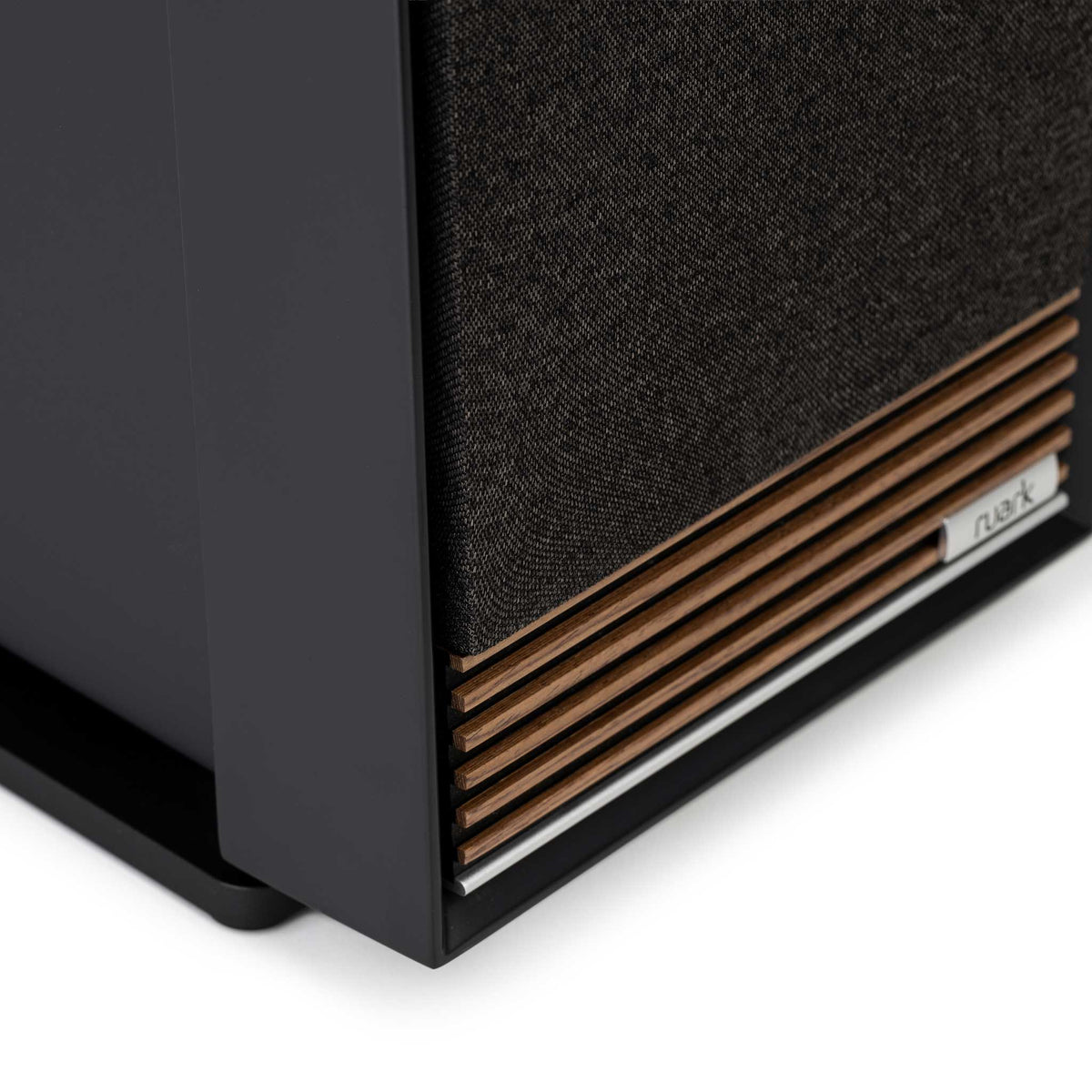 Ruark Audio Talisman-R Standlautsprecher Schwarz Detailansicht der Holzlamellen an der Basis
