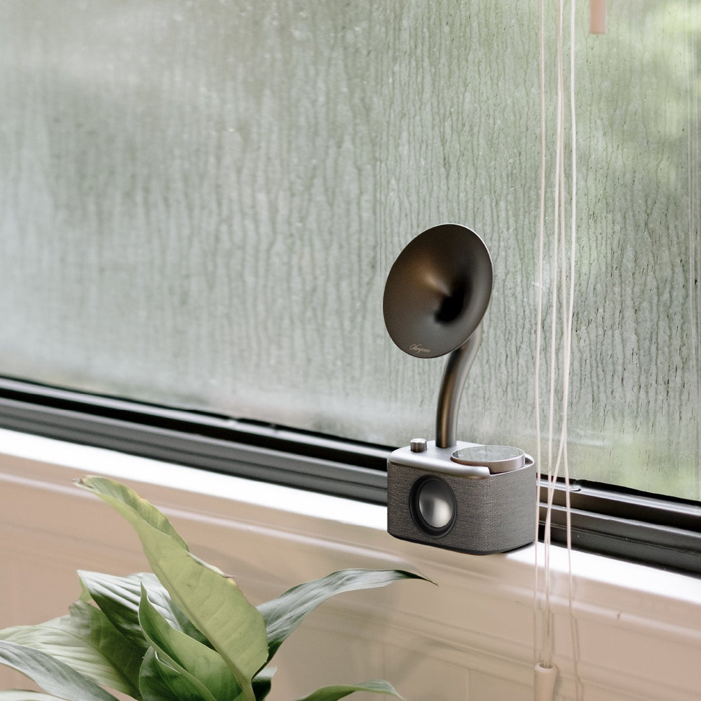 Sangean CP-100D DAB+/UKW Radio Lifestyle auf Fensterbank vor beschlagener Scheibe in Fabric Grey-Black