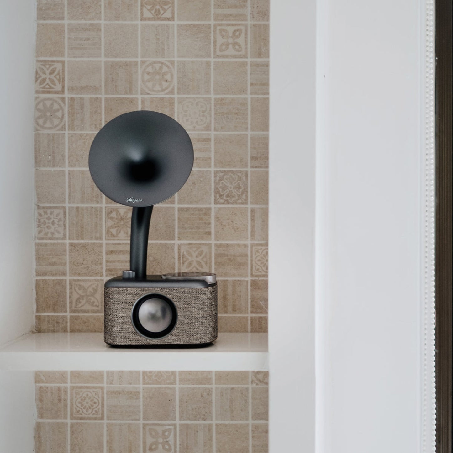 Sangean CP-100D DAB+/UKW Radio Lifestyle in gefliester Nische im Bad in Fabric Grey-Black