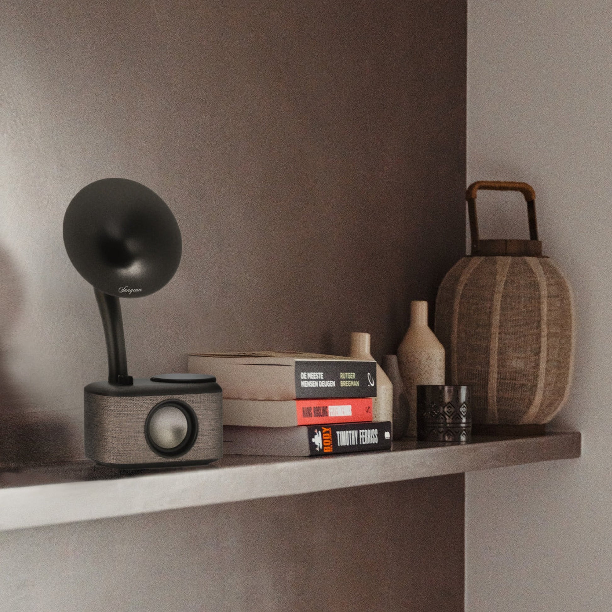 Sangean CP-100D DAB+/UKW Radio Lifestyle in Wandnische neben Büchern in Fabric Grey-Black