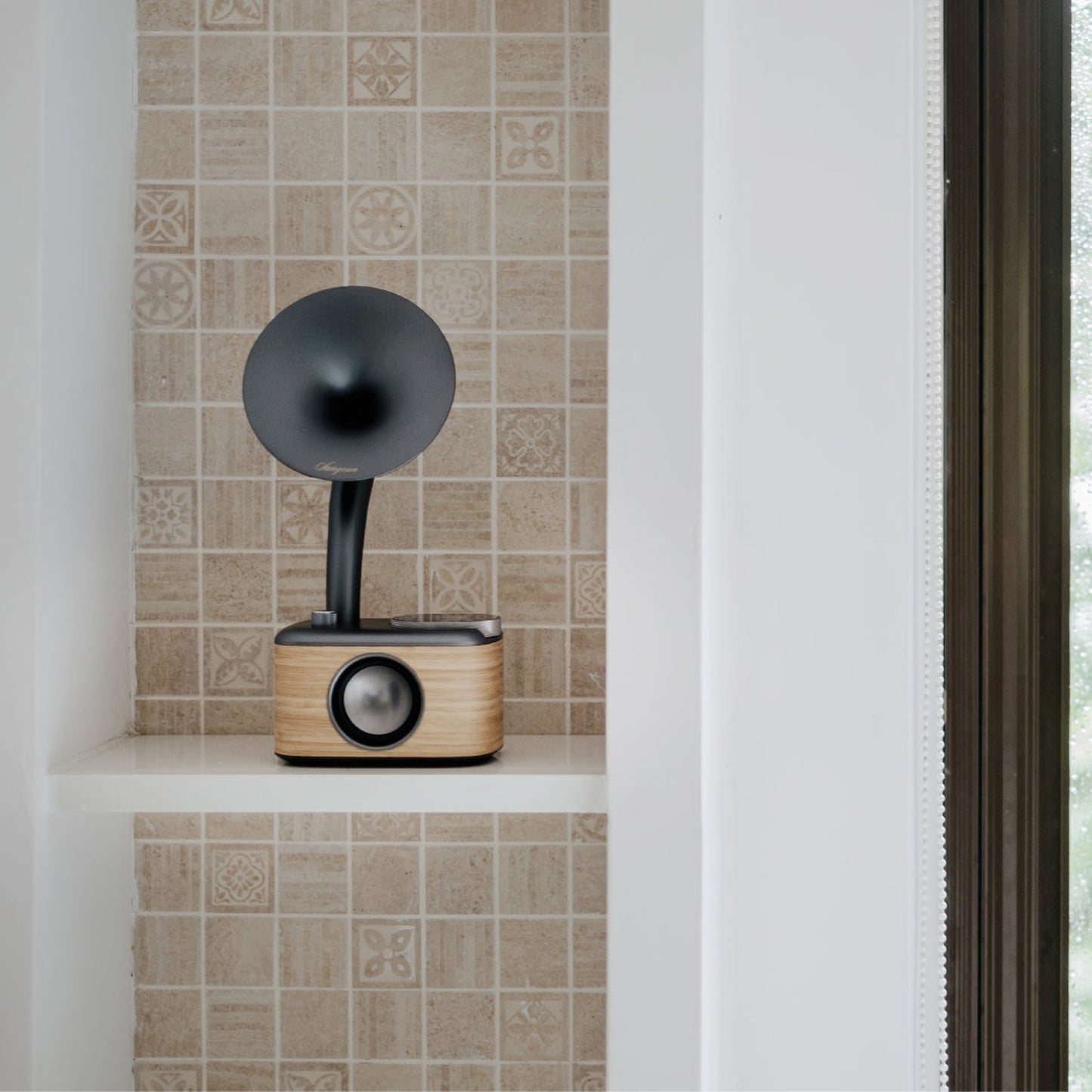 Sangean CP-100D DAB+/UKW Radio Lifestyle in gefliester Nische im Bad in Lightwood-Grey