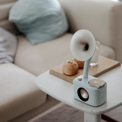 Sangean CP-100D DAB+/UKW Radio Lifestyle auf Beistelltisch neben Sofa in Minty-Gold