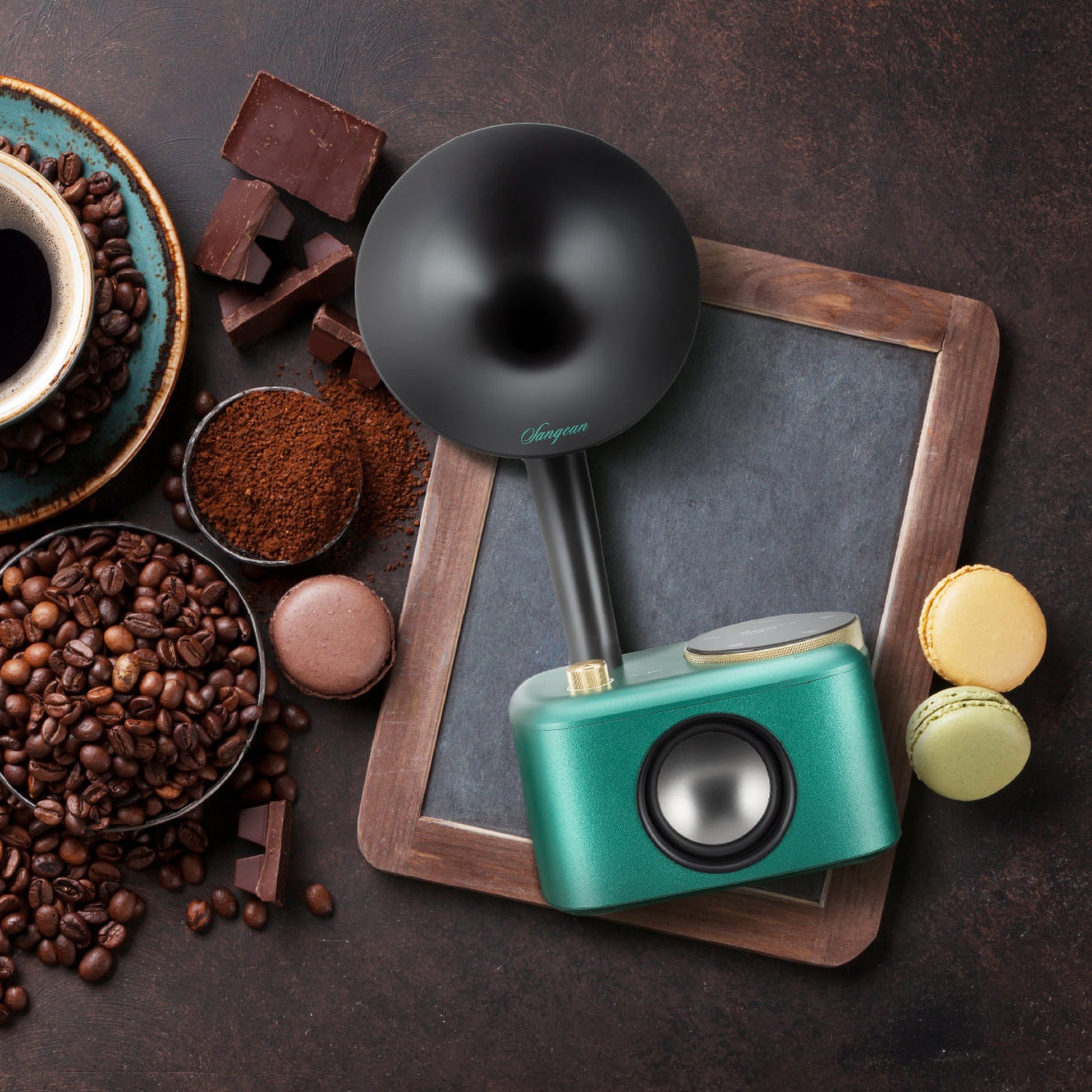 Sangean CP-100D DAB+/UKW Radio Lifestyle neben Kaffeebohnen und Macarons in Ocean-Black