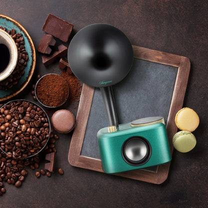 Sangean CP-100D DAB+/UKW Radio Lifestyle neben Kaffeebohnen und Macarons in Ocean-Black