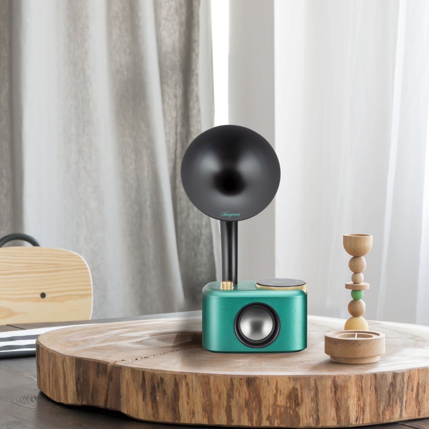 Sangean CP-100D DAB+/UKW Radio Lifestyle auf Holzscheibe vor hellem Vorhang in Ocean-Black