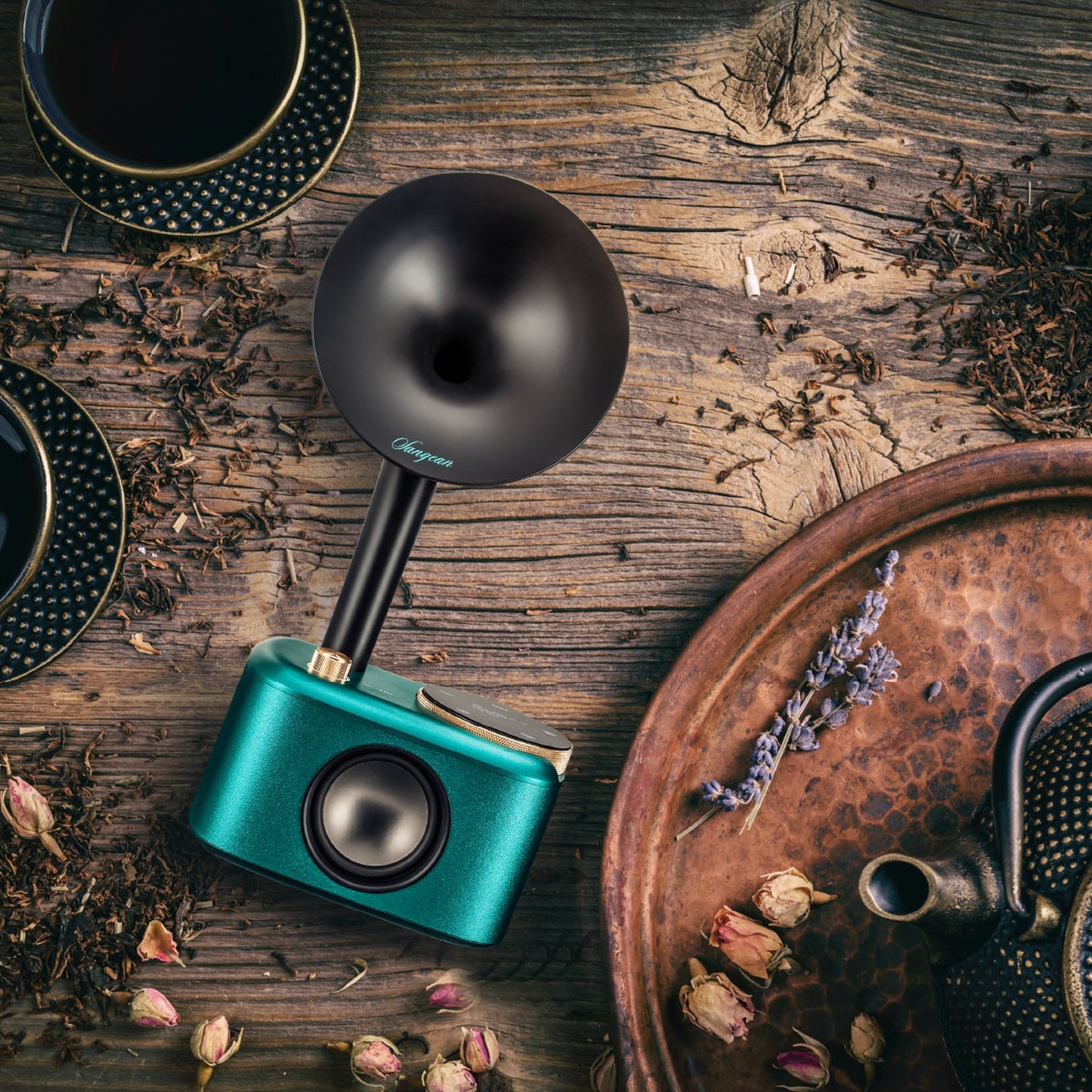 Sangean CP-100D DAB+/UKW Radio Lifestyle auf dunklem Holz neben Kupfertablett in Ocean-Black