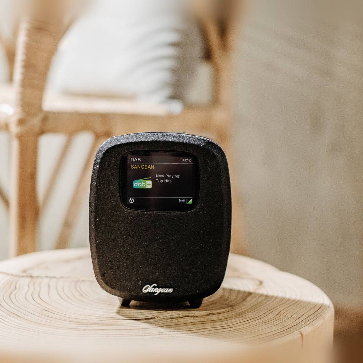 Sangean DCR-83 DAB+ Radiowecker mit Bluetooth, Black, Lifestyle auf Holzhocker