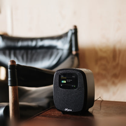 Sangean DCR-83 DAB+ Radiowecker mit Bluetooth, Black, Lifestyle neben Ledersessel