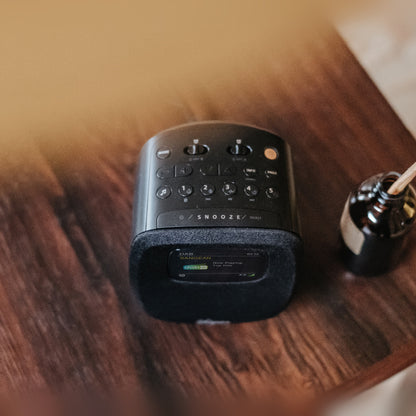 Sangean DCR-83 DAB+ Radiowecker mit Bluetooth, Black, Lifestyle Draufsicht auf Holztisch