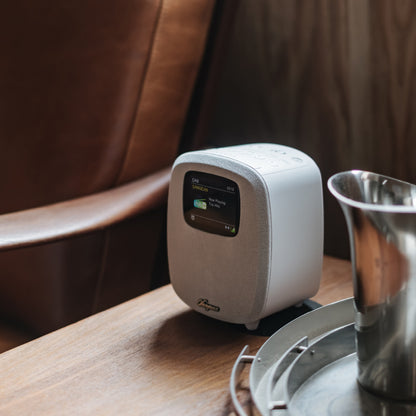 Sangean DCR-83 DAB+ Radiowecker mit Bluetooth, White, Lifestyle auf Holztisch mit Metallkrug