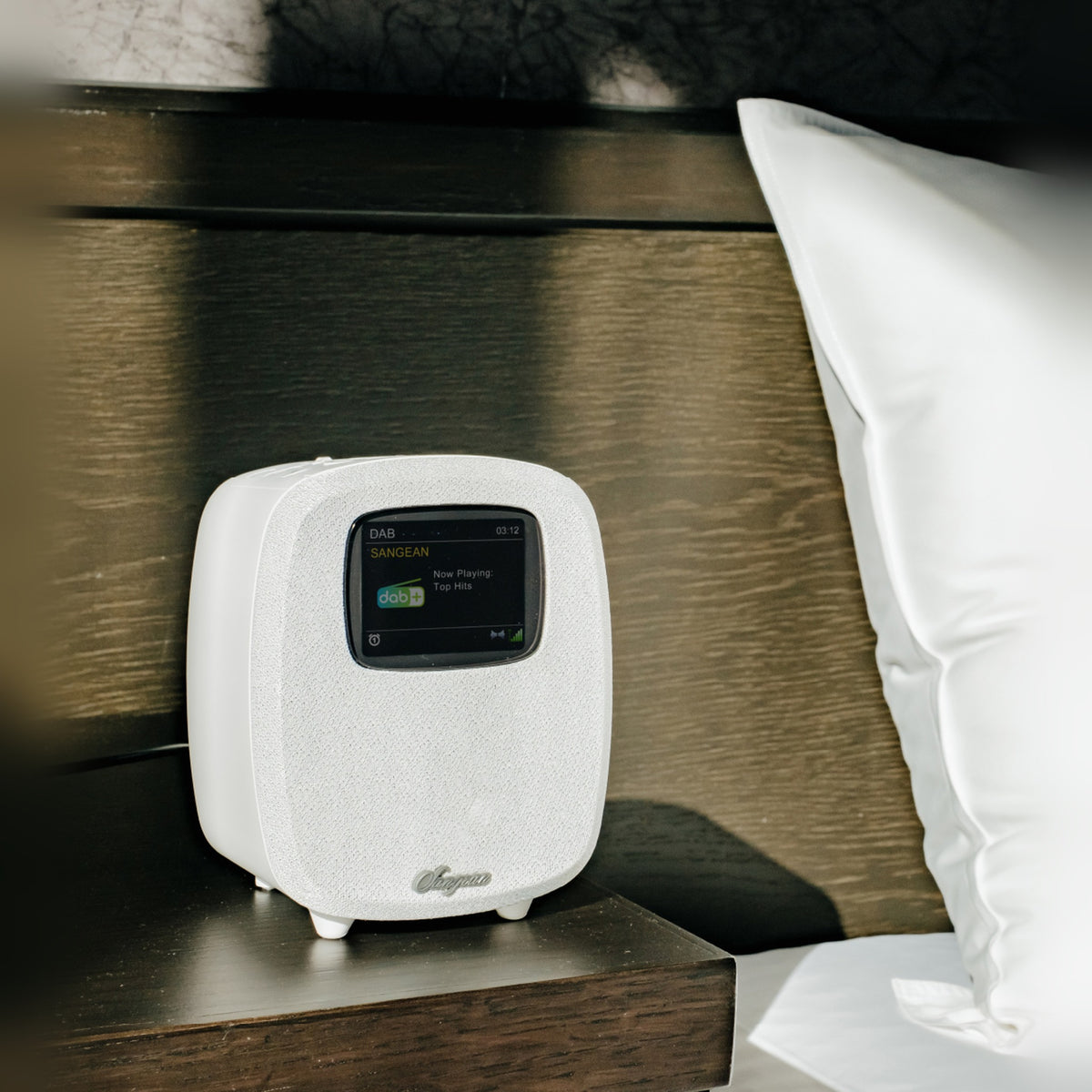 Sangean DCR-83 DAB+ Radiowecker mit Bluetooth, White, Lifestyle auf Nachttisch