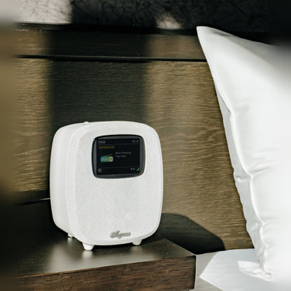 Sangean DCR-83 DAB+ Radiowecker mit Bluetooth, White, Lifestyle auf Nachttisch