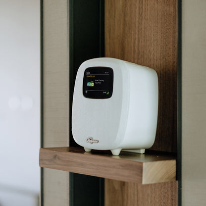 Sangean DCR-83 DAB+ Radiowecker mit Bluetooth, White, Lifestyle auf Regalbrett