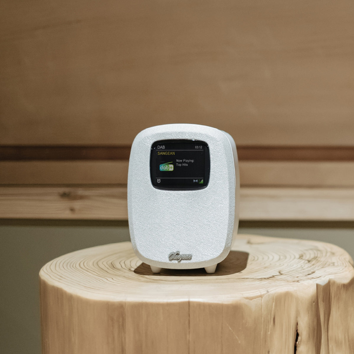 Sangean DCR-83 DAB+ Radiowecker mit Bluetooth, White, Lifestyle auf Baumstamm-Hocker