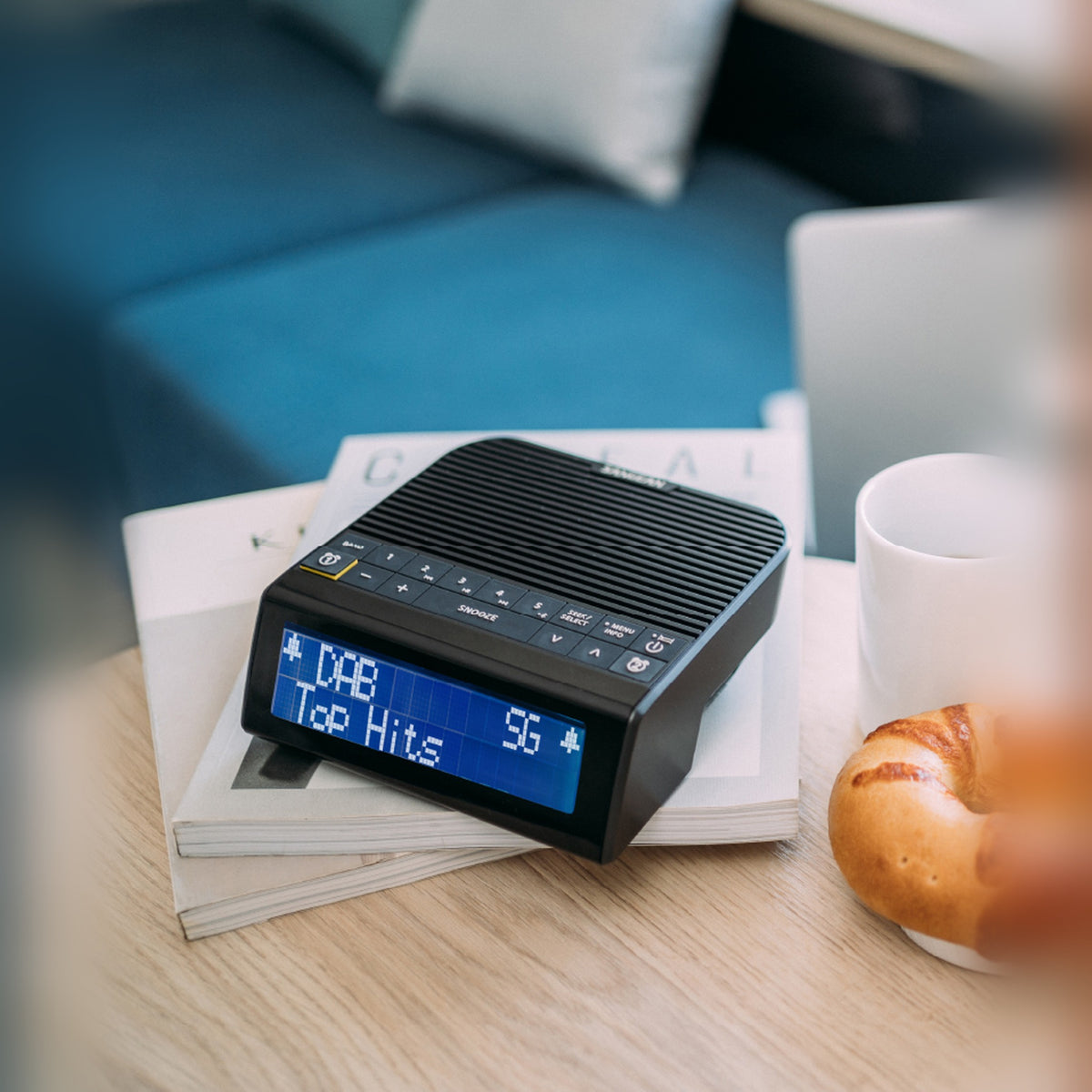 Sangean DCR-90BT DAB+ Radiowecker, Black, Lifestyle auf Tisch mit Kaffee