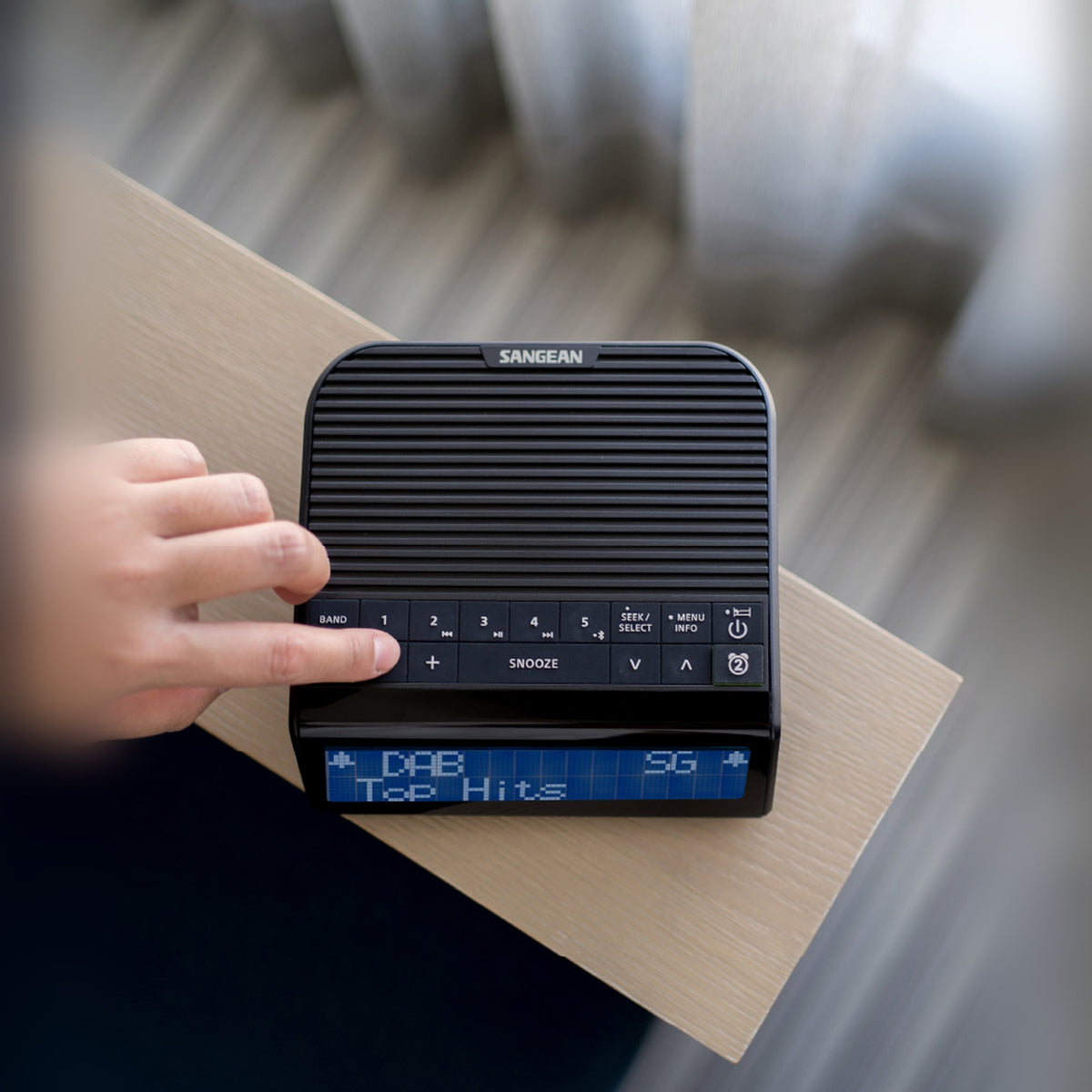 Sangean DCR-90BT DAB+ Radiowecker, Black, Lifestyle Bedienung per Hand